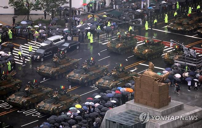 세종대왕 옆 국군의날 시가행진 (서울=연합뉴스) 배재만 기자 = 건군 75주년 국군의 날 기념행사가 열린 26일 오후 서울 중구 세종대로에서 국군 장병들이 시가행진을 하고 있다. 2023.9.26 scoop@yna.co.kr