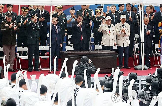 시가행진 장병들에게 엄지척하는 윤석열 대통령 (서울=연합뉴스) 진성철 기자 = 건군 75주년 국군의날 시가행진이 열린 26일 서울 광화문 광장 관람무대에서 윤석열 대통령이 장병들의 시가행진을 지켜보며 엄지손가락을 들어보이고 있다. 2023.9.26 [대통령실통신사진기자단] zjin@yna.co.kr