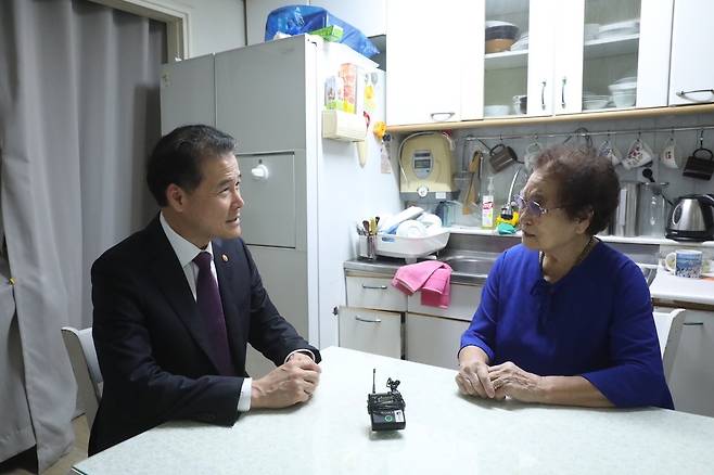 김영호 통일부 장관, 추석 맞아 고령 이산가족 방문 [통일부 제공. 재판매 및 DB 금지]
