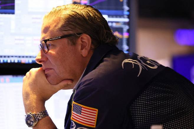 뉴욕증권거래소에서 트레이더가 모니터를 들여다보고 있다. (사진=AFP)