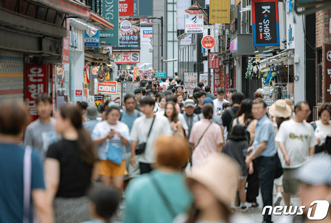 외국인 관광객과 시민들로 붐비는 서울 중구 명동거리. /뉴스1 ⓒ News1 이재명 기자