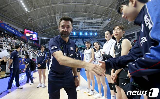 세자르 감독이 이끄는 한국 여자배구대표팀. .(대한배구협회 제공) 2023.7.1/뉴스1 ⓒ News1 민경석 기자