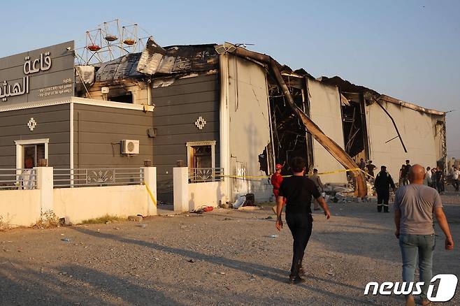 27일(현지시간) 이라크 함다니야 카라코시에서 열린 결혼식 도중 화재가 발생해 식장 건물 천장이 무너진 모습. 직접적 화재의 원인은 불꽃놀이로 추정된다. 2023.09.27/ ⓒ AFP=뉴스1 ⓒ News1 권진영 기자