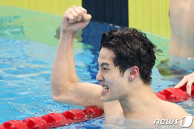 27일 오후 중국 항저우 올림픽 스포츠센터 수영장에서 열린 2022 항저우 아시안게임 남자 자유형 200ｍ 결승에서 대한민국 황선우가 1위를 차지해 금메달을 확정지은 뒤 기뻐하고 있다. 2023.9.27/뉴스1 ⓒ News1 민경석 기자