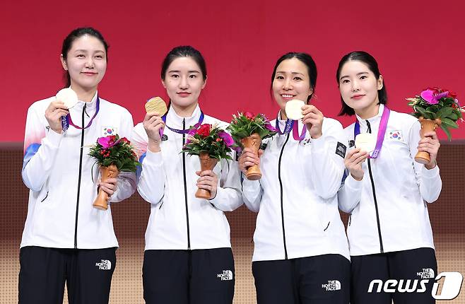 송세라를 비롯한 대한민국 펜싱 여자 에페 대표팀이 27일 중국 항저우 디안즈대학 체육관에서 열린 2022 항저우 아시안게임 펜싱 여자 에페 단체전 메달 수여식에서 금메달을 들고 세리머니 하고 있다. 2023.9.27/뉴스1 ⓒ News1 신웅수 기자