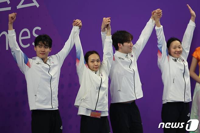 동메달을 딴 혼성 혼계영 대표팀ⓒ News1 민경석 기자