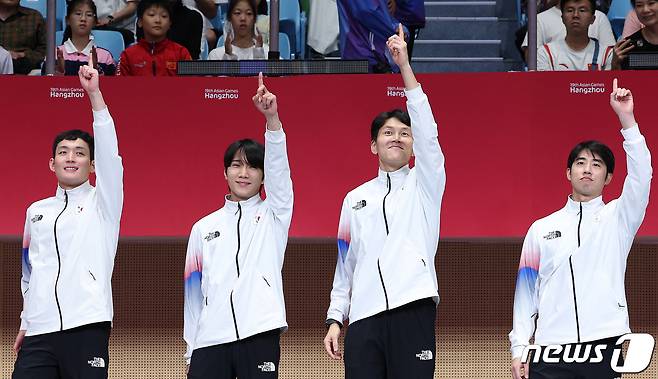 대한민국 펜싱 남자 플뢰레 대표팀이 27일 중국 항저우 디안즈대학 체육관에서 열린 2022 항저우 아시안게임 펜싱 남자 플뢰레 단체 메달 수여식에서 세리머니 하고 있다. 2023.9.27/뉴스1 ⓒ News1 신웅수 기자