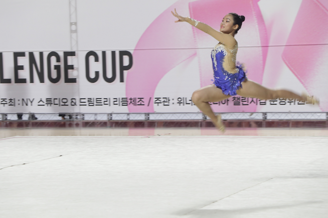 24일 잠실학생체육관에서 열린 제6회 위너스 코리아 챌린지컵 리듬체조 대회에서 입문 레벨1에서 1위를 차지한 이수현(도담초 6학년) 학생의 경기 모습. 사진제공 | (주)국대.