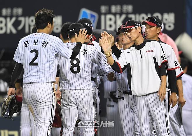 LG 트윈스 염경엽 감독(오른쪽)이 17일 잠실구장에서 열린 2023 KBO리그 SSG 랜더스와 더블헤더 2차전에서 승리한 뒤 선수들과 하이파이브를 나누고 있다. LG는 더블헤더 두 경기를 모두 승리하며 4연승을 질주했다. 2023. 9. 17.  잠실 | 박진업기자 upandup@sportsseoul.com