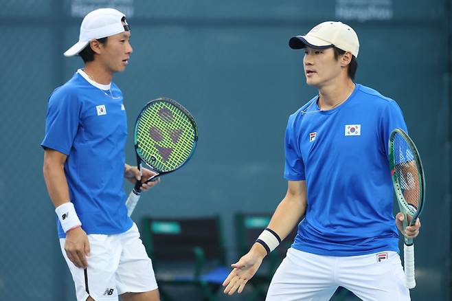 27일 항저우 올림픽 스포츠센터에서 열린 제19회 항저우 아시안게임 테니스 남자 복식 준준결승 한국 권순우-홍성찬 조와 일본 하자와 신지-우에스기 가이토 조의 경기를 앞두고 권순우와 홍성찬이 경기를 준비하고 있다. 사진 | 항저우=연합뉴스
