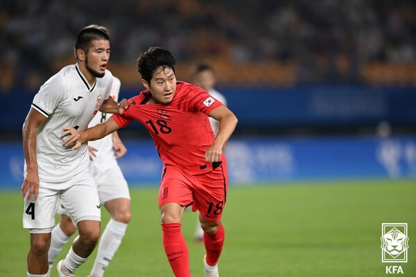 황선홍 감독이 이끄는 한국은 27일 오후 8시 30분(한국시간) 중국 저장성 진화에 위치한 진화 스포츠센터 스타디움에서 열린 2022 항저우 아시안게임 남자축구 토너먼트 16강 키르기스스탄과의 경기에서 5-1로 승리했다. 사진┃KFA