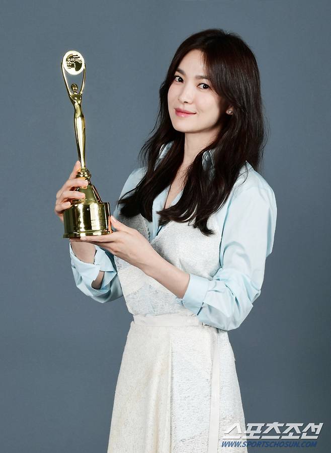 제2회 청룡시리즈어워즈(Bluedragon Series Awards, BSA)에서 대상을 차지한 배우 송혜교가 본지와 인터뷰에 앞서 포즈를 취하고 있다. 목동=송정헌 기자songs@sportschosun.com/2023.08.09/