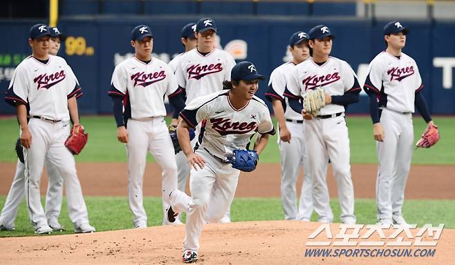 23일 고척돔에서 열린 2023 항저우 아시안게임 야구대표팀 소집 훈련, 투수조 고우석이 수비 훈련을 하고 있다. 고척=최문영 기자deer@sportschosun.com /2023.09.23/