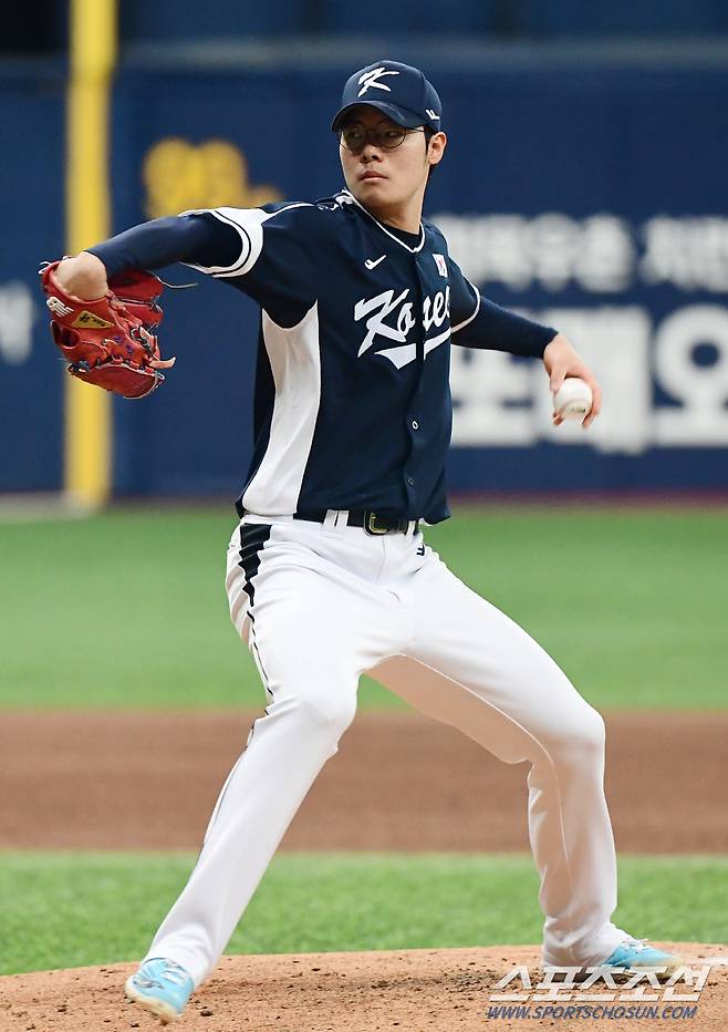 24일 고척돔에서 열린 항저우 아시안게임 야구대표팀 소집 훈련, 김영규가 수비 훈련을 위해 투구를 하고 있다. 고척=최문영 기자deer@sportschosun.com /2023.09.24/