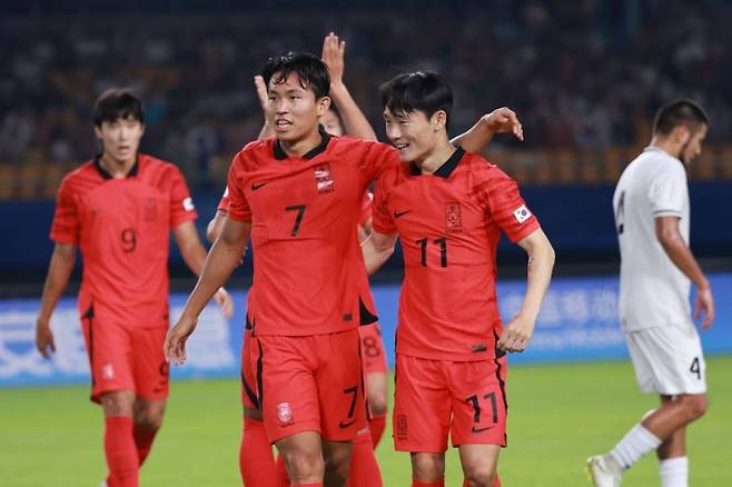 축구 대표팀 정우영이 27일 중국 저장성 진화 스포츠센터 스타디움에서 열린 2022 항저우 아시안게임 남자축구 16강전 키르기스스탄의 경기에서 전반 12분 헤더로 두 번째 골을 성공시킨 뒤 기뻐하고 있다.  [사진 제공= 연합뉴스]