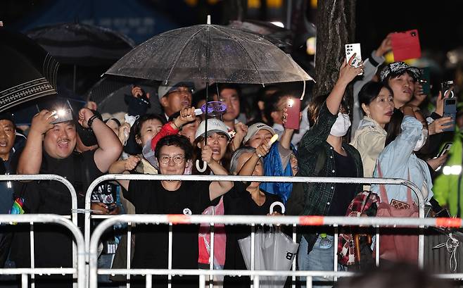 이재명 더불어민주당 대표의 지지자들이 27일 새벽 경기 의왕시 서울구치소 앞에서 구속영장이 기각되자 환호하고 있다. /뉴스1