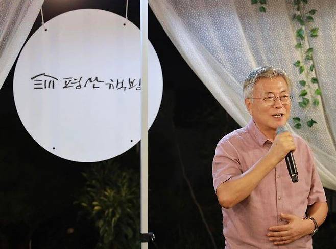 문재인 전 대통령이 지난 17일 평산책방에서 열린 '민족의 장군 홍범도' 저자와의 만남 행사에서 홍범도 관련 책 3권을 소개했다. /평산책방 인스타그램