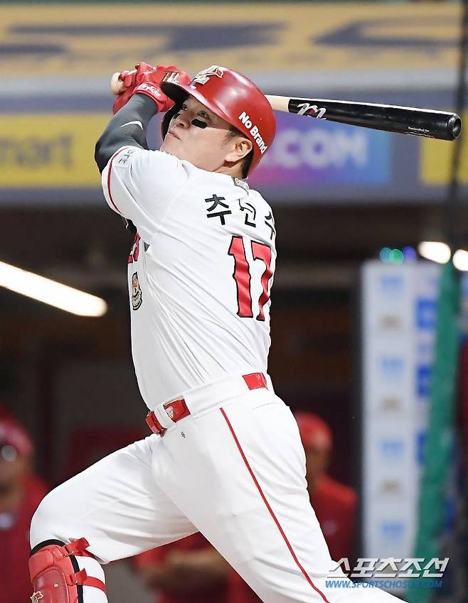 추신수가 27일 인천 SSG랜더스필드에서 열린 두산전에서 8회말 2사 1- 2루에서 3점 홈런을 터뜨리는 모습. SSG는 3-7로 뒤진 8회 추신수의 홈런에 이어 9회말 한유섬의 동점 홈런으로 7대7 무승부로 경기를 끝냈다.  인천=정재근 기자