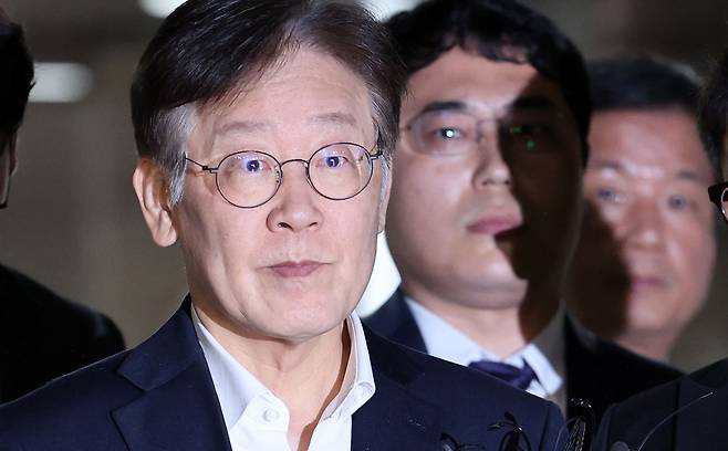 이재명 더불어민주당 대표가 26일 서울 서초구 중앙지방법원에서 백현동 개발 특혜 및 쌍방울 대북송금 의혹 관련 영장실질심사에 출석해 조사를 마친 후 법정을 나서고 있다. /뉴스1