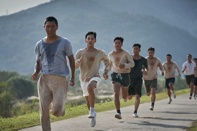 암울한 시대, 먼저 등불을 밝힌 이들이 있어 오늘의 역사가 밝다. 한 명 한 명 공들여 캐스팅한 육상구락부 선수들 ⓒ