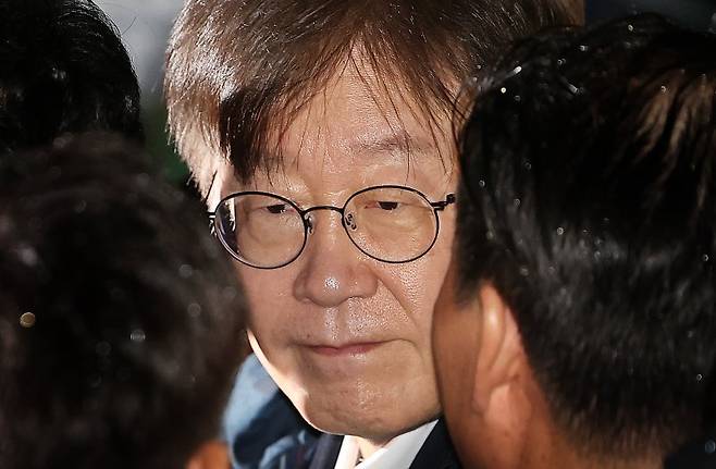 백현동 개발 특혜와 쌍방울 대북 송금 의혹을 받는 이재명 더불어민주당 대표가 27일 새벽 구속영장이 기각된 후 경기도 의왕시 서울구치소를 나서며 당 지도부와 인사를 나누고 있다. /사진=뉴스1