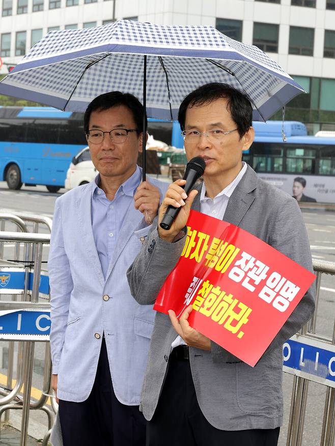 27일 오전 서울 여의도 국회 앞에서 열린 신원식 국방부 장관 임명 반대 및 해병대 채 상병 사망사고 국정조사 요구 기자회견 도중 김두황 평전을 쓴 작가 홍기원 씨가 발언하고 있다. 곽윤섭 선임기자