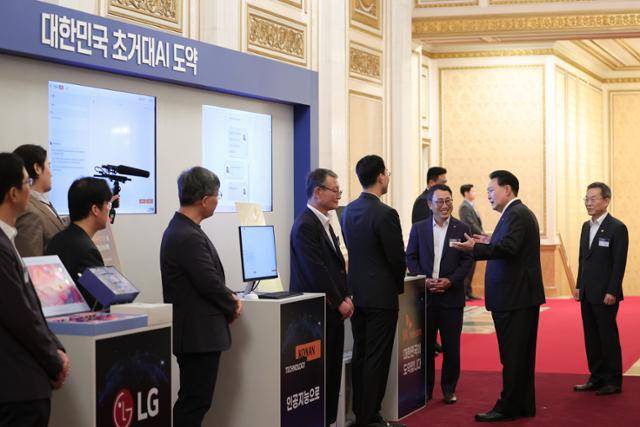 윤석열 대통령이 13일 청와대 영빈관에서 열린 제20차 비상경제민생회의 겸 대한민국 초거대 AI 도약 회의에 앞서 국내 기업이 개발한 초거대 AI 서비스를 살펴보고 있다. 연합뉴스