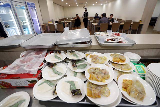 지난 7월 3일 오후 서울 중랑구 서울의료원 장례식장에 일회용기가 아닌 다회용기로 음식이 차려져 있다. 서울의료원처럼 자발적으로 다회용기 사용을 선언하지 않는 이상 장례식장은 일회용기를 사용해도 어떤 제재도 받지 않는다. 뉴시스