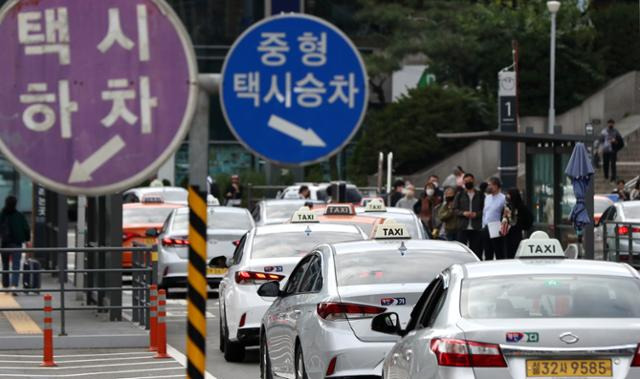 지난해 10월 5일 오전 서울 용산구 서울역 앞에 택시가 길게 줄지어 서 있다. 뉴시스