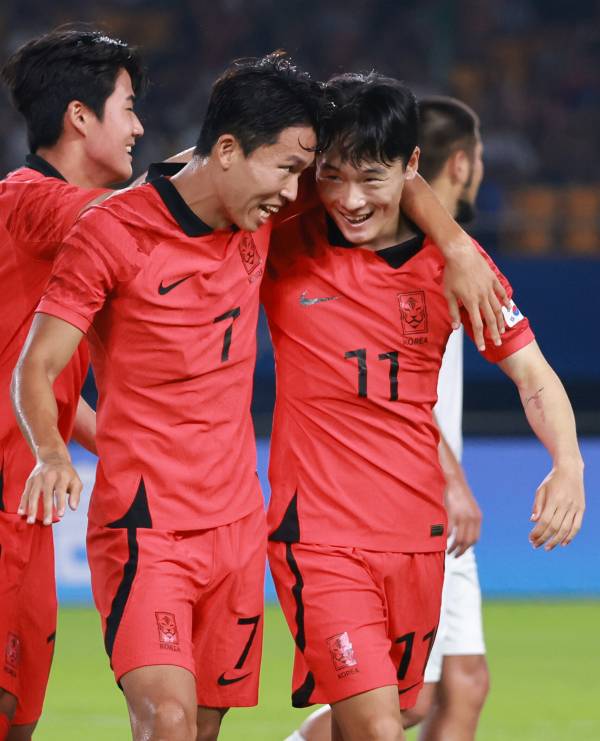 27일 중국 저장성 진화 스포츠센터 스타디움에서 열린 2022 항저우 아시안게임 남자축구 16강전 대한민국과 키르기스스탄의 경기. 전반 대한민국 정우영이 팀의 두 번째 골을 넣은 뒤 엄원상과 어깨동무를 하며 기뻐하고 있다. 사진=연합뉴스