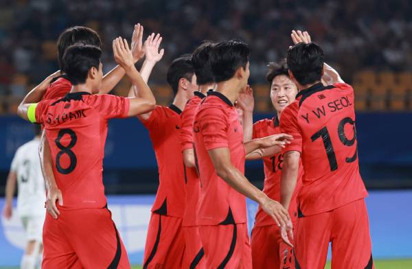 27일 중국 저장성 진화 스포츠센터 스타디움에서 열린 2022 항저우 아시안게임 남자축구 16강전 대한민국과 키르기스스탄의 경기. 전반 대한민국 백승호가 패널티킥으로 첫 골을 넣은 뒤 팀 동료들과 함께 기뻐하고 있다. 사진=연합뉴스