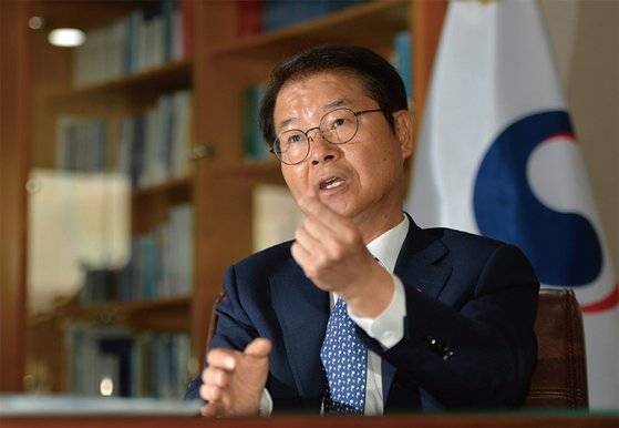 이정식 고용노동부 장관이 9월 11일 인터뷰에서 “노사 법치는 공정과 상식이 통하는 노사관계를 정착하고 약자를 보호하기 위한 것”이라고 힘줘 말했다.