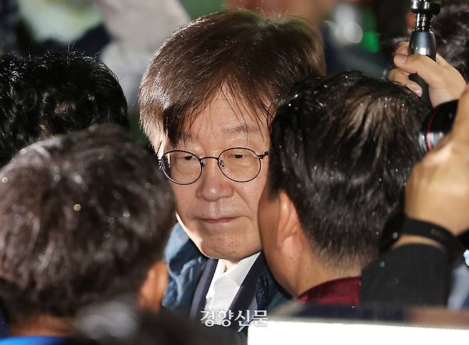 백현동 개발특혜·쌍방울그룹 대북송금 등 의혹으로 구속 전 피의자 심문(영장실질심사)를 받은 이재명 더불어민주당 대표가 27일 구속 영장이 기각돼 경기 의왕시 서울구치소를 나서며 동료 의원 및 지지자들과 인사를 나누고 있다. 조태형 기자