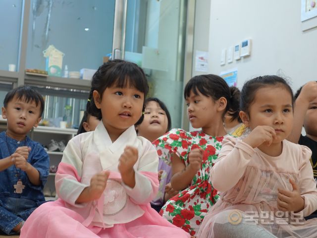 이주민 자녀들이 지난 24일 경기도 안산 온누리M센터 차세대 예배를 드리고 있다.