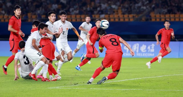 27일 중국 저장성 진화 스포츠센터 스타디움에서 열린 2022 항저우 아시안게임 남자축구 16강전 대한민국과 키르기스스탄의 경기에서 백승호가 헤딩슛을 시도하고 있다. 연합뉴스