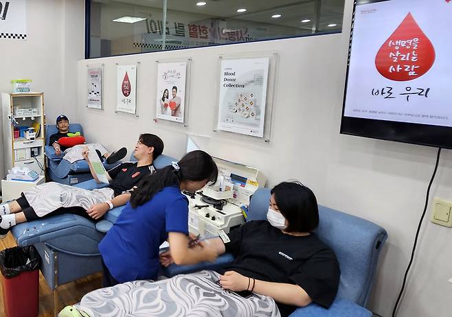 지난 6일 부산 부산진구 동의과학대 진리관 1층 헌혈의 집을 찾은 학생들이 헌혈하고 있다. [사진 출처=연합뉴스]