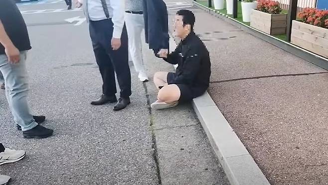 유튜버 '신단장'이 최근 수원의 폭력 조직원들과 승강이를 벌이는 모습(사진 : 유튜브 채널 신단장TV 영상 캡처) *재판매 및 DB 금지