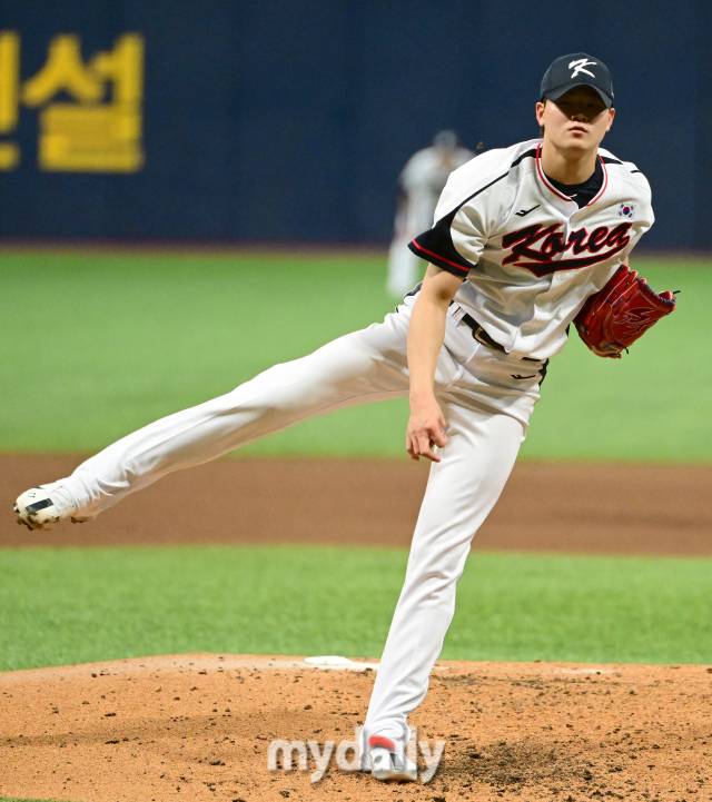 2023년 9월 26일 오후 서울 고척스카이돔에서 항저우 아시안게임 야구대표팀과 상무의 연습 경기가 열렸다. 대표팀 장현석이 1이닝 무실점 투구를 하고 있다./고척 = 유진형 기자 zolong@mydaily.co.kr