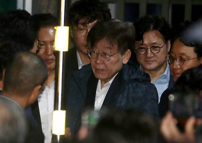 이재명 더불어민주당 대표가 27일 새벽 구속영장이 기각된 후 경기도 의왕시 서울구치소를 나서며 민주당 의원들과 인사를 나누고 있다. [연합]