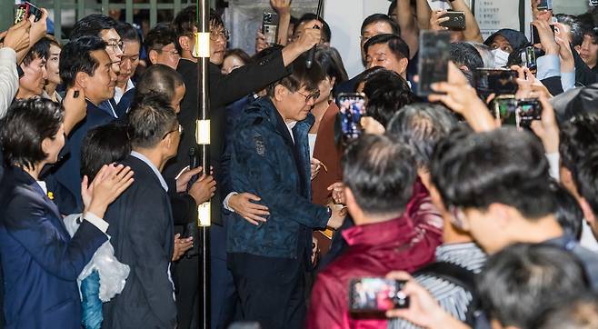 이재명 더불어민주당 대표가 27일 새벽 구속영장이 기각된 후 경기도 의왕시 서울구치소를 나서며 민주당 의원들과 인사를 나누고 있다. [연합]