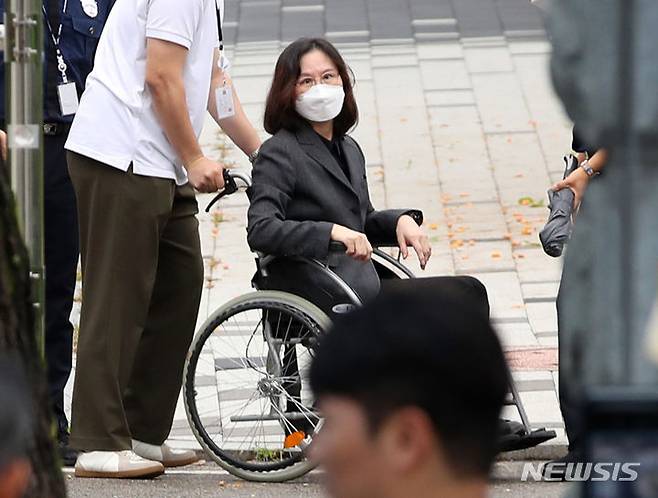 [의왕=뉴시스] 김진아 기자 = 자녀 입시 비리 혐의로 징역형을 확정받은 정경심 전 동양대 교수가 27일 오전 경기 의왕시 서울구치소에서 가석방으로 출소하고 있다. 2023.09.27. bluesoda@newsis.com