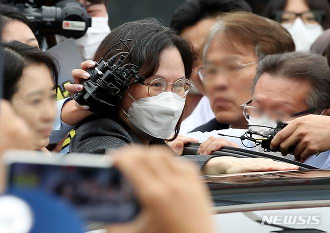 [의왕=뉴시스] 김진아 기자 = 자녀 입시 비리 혐의로 징역형을 확정받은 정경심 전 동양대 교수가 27일 오전 경기 의왕시 서울구치소에서 가석방으로 출소하던 중 지지자들을 바라보고 있다. 2023.09.27. bluesoda@newsis.com