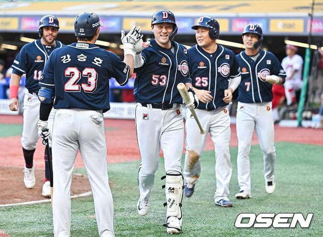 [OSEN=문학, 박준형 기자]7회초 2사 만루 두산 양석환이 역전 만루홈런을 날리고 동료들의 축하를 받고 있다. 2023.09.27  / soul1014@osen.co.kr