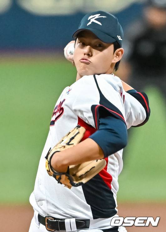 [OSEN=고척,박준형 기자] 16일 서울 고척스카이돔에서 항저우 아시안게임 야구대표팀과 상무의 연습경기가 진행됐다.1회말 야구대표팀 선발투수 문동주가 역투하고 있다.  2023.09.26  / soul1014@osen.co.kr