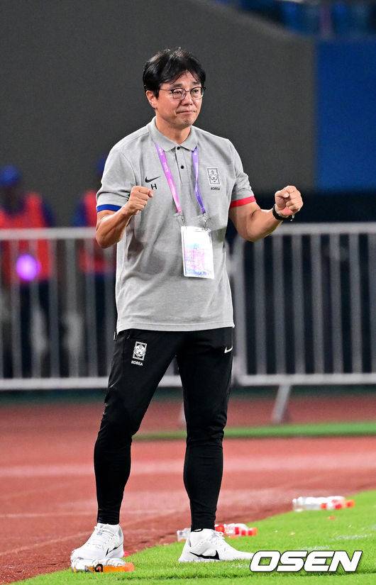 [OSEN=진화(중국), 최규한 기자] 27일 오후 중국 진화 스포츠센터 스타디움에서 '제19회 항저우아시아게임' 남자축구 16강전 대한민국과 키르기스스탄의 경기가 열렸다.후반 한국 정우영의 페널티킥 추가골에 황선홍 감독이 기뻐하고 있다. 2023.09.27 / dreamer@osen.co.kr