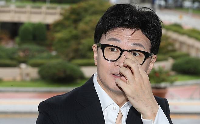 한동훈 법무부 장관이 27일 오전 경기 과천시 법무부 청사로 출근하며 안경을 고쳐쓰고 있다. 과천=뉴시스