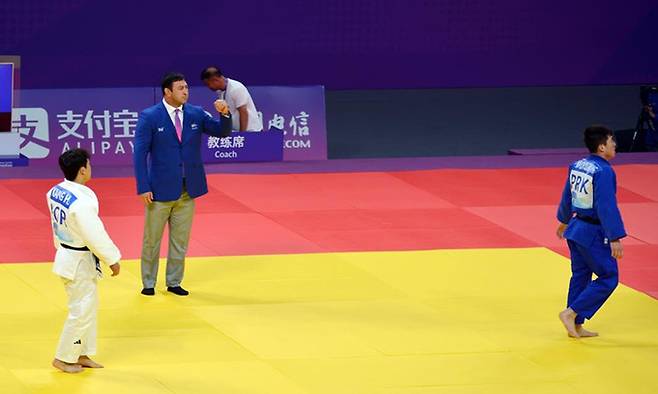 북한 유도 대표팀 김철광(오른쪽)이 25일 중국 저장성 항저우 샤오산 린푸 체육관에서 열린 2022 항저우 아시안게임 유도 남자 73㎏급 한국 강헌철과 16강전에서 승리한 뒤 악수를 거부하고 돌아서고 있다. 연합뉴스