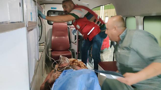 이라크 적신월사 구호 대원들이 부상자를 병원으로 이송하고 있다. / 사진=이라크 적신월사 엑스