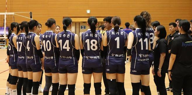 한국도로공사는 지난 시즌 V리그 여자부를 가장 뜨겁게 달군 팀이었다. 정규리그를 3위로 마쳤지만 포스트시즌에서 현대건설과 흥국생명을 격파하고 5시즌 만의 정상 탈환에 성공했다. 베테랑 정대영과 박정아가 FA 자격을 얻어 이적했지만 신인들과 트레이드 이적생들로 그 공백을 메울 계획이다. 일본 전지훈련에서 팀 미팅을 하는 도로공사 선수들. 사진제공 | 한국도로공사 하이패스