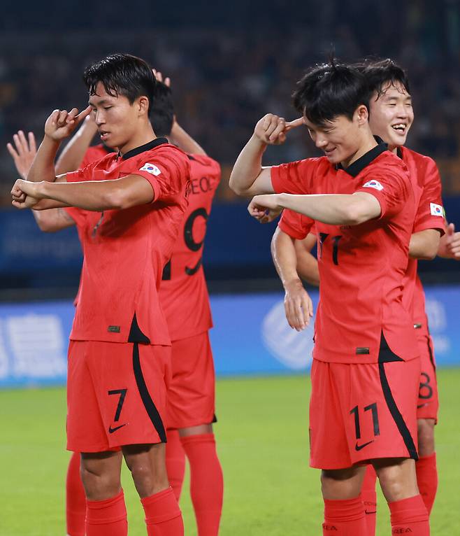 ▲ 세리머니하는 엄원상과 정우영 ⓒ연합뉴스